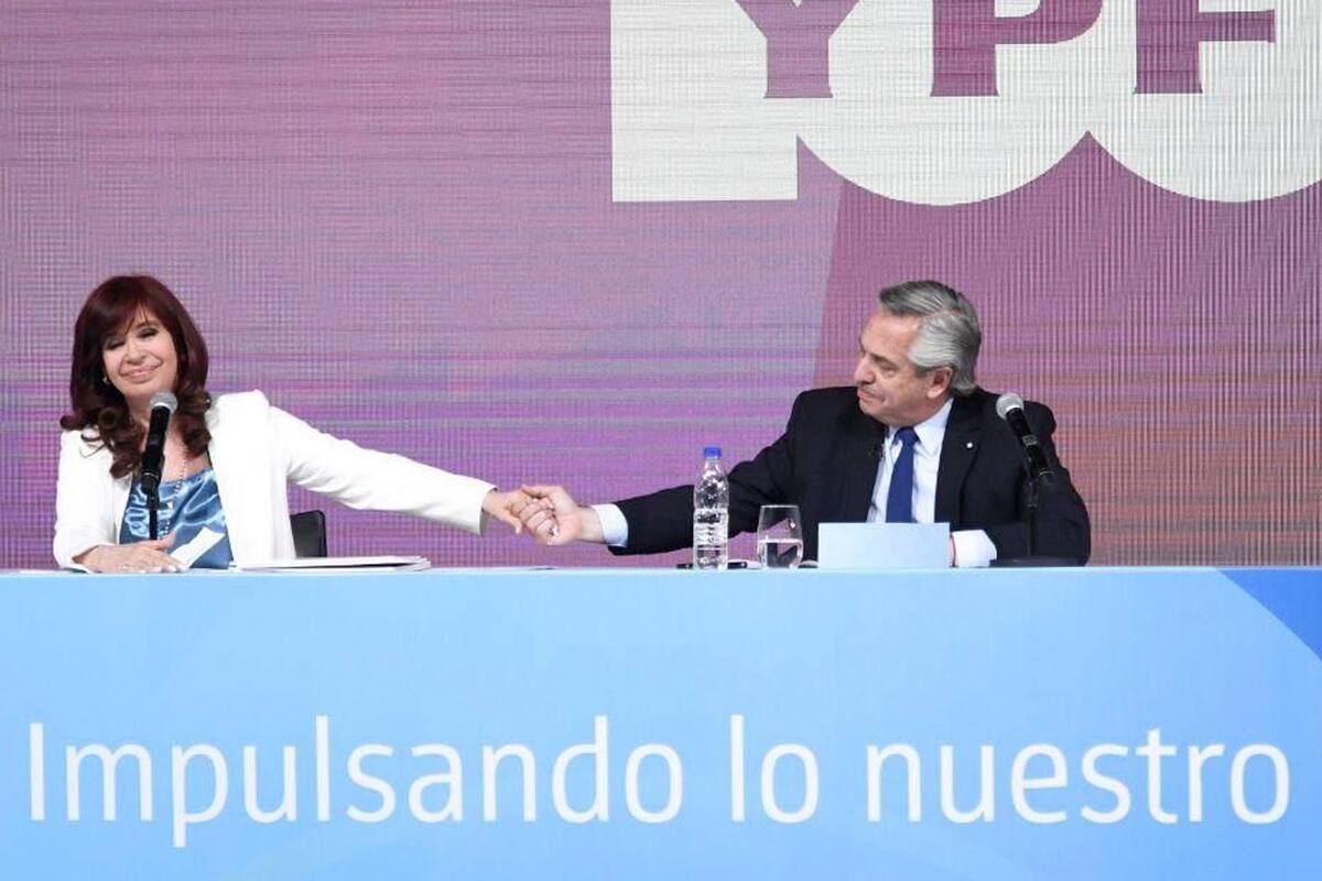 Alberto Fernández y Cristina Kirchner ayer, en el acto por los 100 años de YPF, en el que se reencontraron