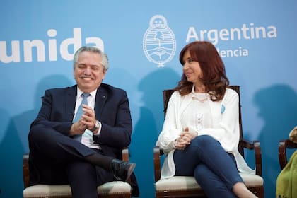 Alberto Fernández y Cristina Kirchner durante la entrega de los premios Azucena Villaflor
