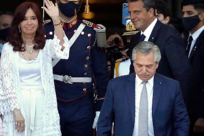 Alberto Fernández y Cristina Kirchner saludan en la puerta del Congreso luego de la Asamblea Legislativa de 2022. Detrás, Sergio Massa.