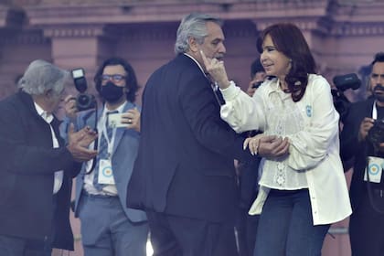 Alberto Fernández y Cristina Kirchner, unidos pero mirando en distintas direcciones.