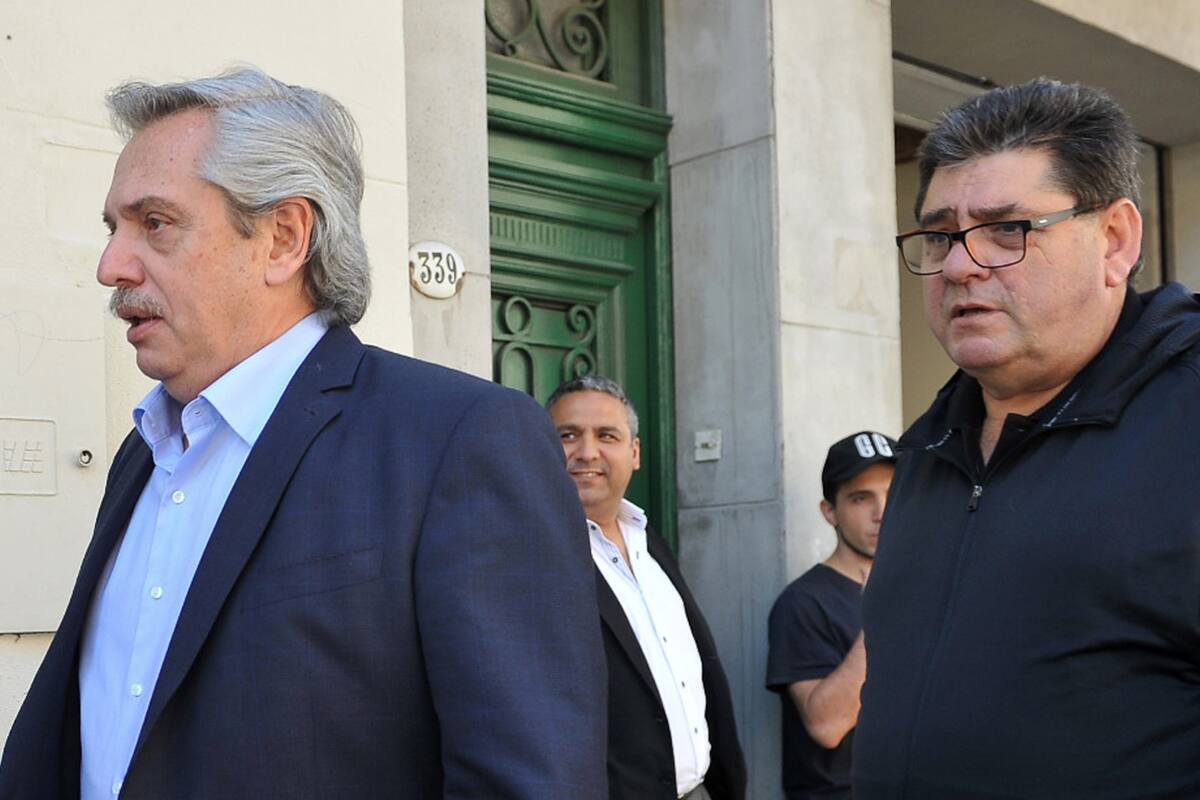 Alberto Fernández y detrás Daniel Rodríguez, amigo y chofer del expresidente