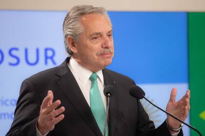 Alberto Fernandez y el fuego cruzado del kirchnerismo