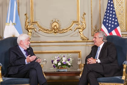 Alberto Fernández y el senador estadounidense Chris Dodd, en la sede de la Cancillería