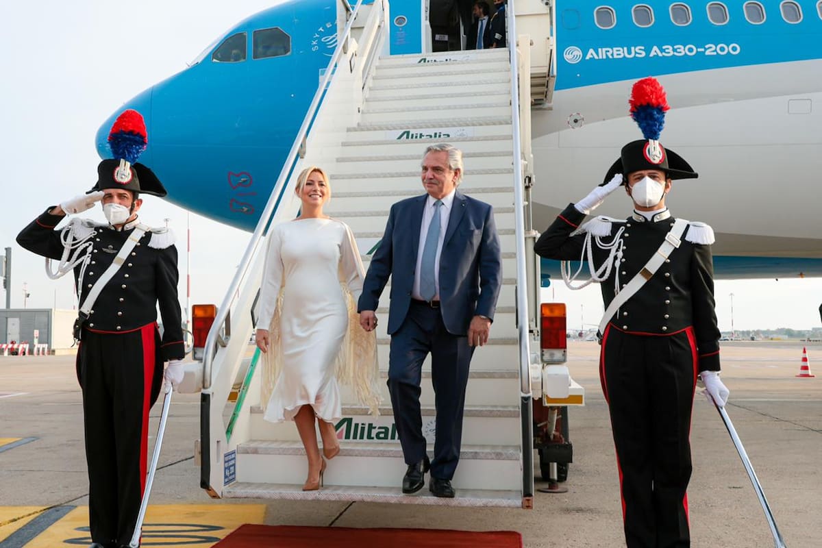 Alberto Fernández y Fabiola Yañez, al aterrizar en Roma