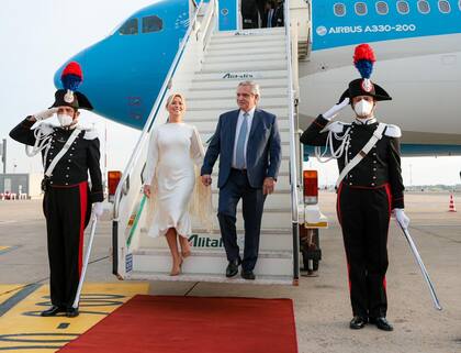 Alberto Fernández y Fabiola Yañez, al aterrizar en Roma