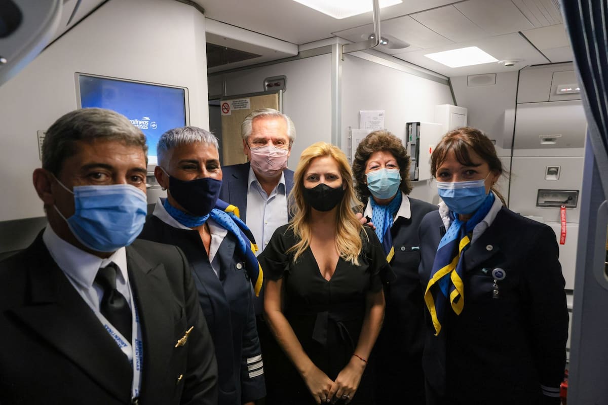 Alberto Fernández y Fabiola Yáñez, al partir hacia Roma