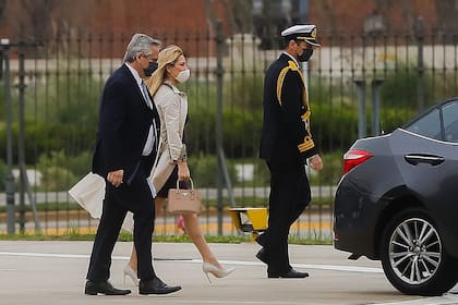 Alberto Fernández y Fabiola Yañez en las inmediaciones de la Casa Rosada