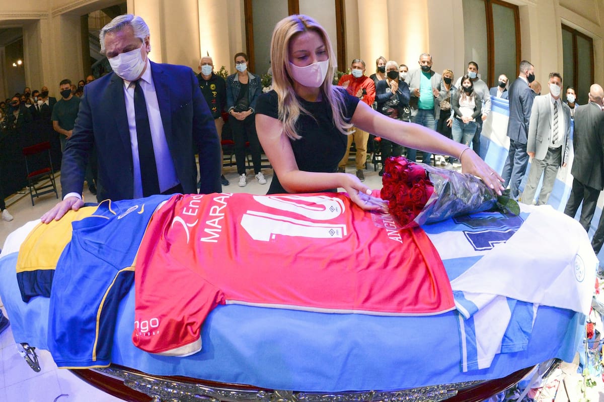 Alberto Fernández y Fabiola Yañez despidieron a Diego Maradona en la Rosada