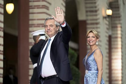 Alberto Fernandez y Fabiola Yañez, en Los Ángeles, en junio de 2022. (AP Photo/Jae C. Hong, File)