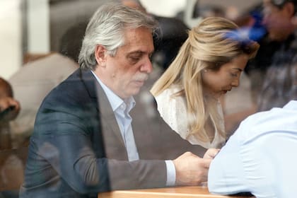 Alberto Fernández y Fabiola Yañez en Puerto Madero después de votar durante las elecciones presidenciales en Argentina el 27 de octubre. 2019