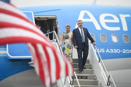 Alberto Fernández y Fabiola Yañez, en su llegada a Los Ángeles; en Buenos Aires dejó el avión de Emtrasur con venezolanos e iraníes