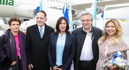 Alberto Fernández y Fabiola Yáñez junto a la comitiva israelí que los recibió al bajar del avión.