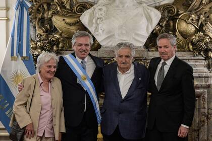 Alberto Fernández y Felipe Solá son saludados por el expresidente de Uruguay, José Mujica y su esposa Lucía Topolansky