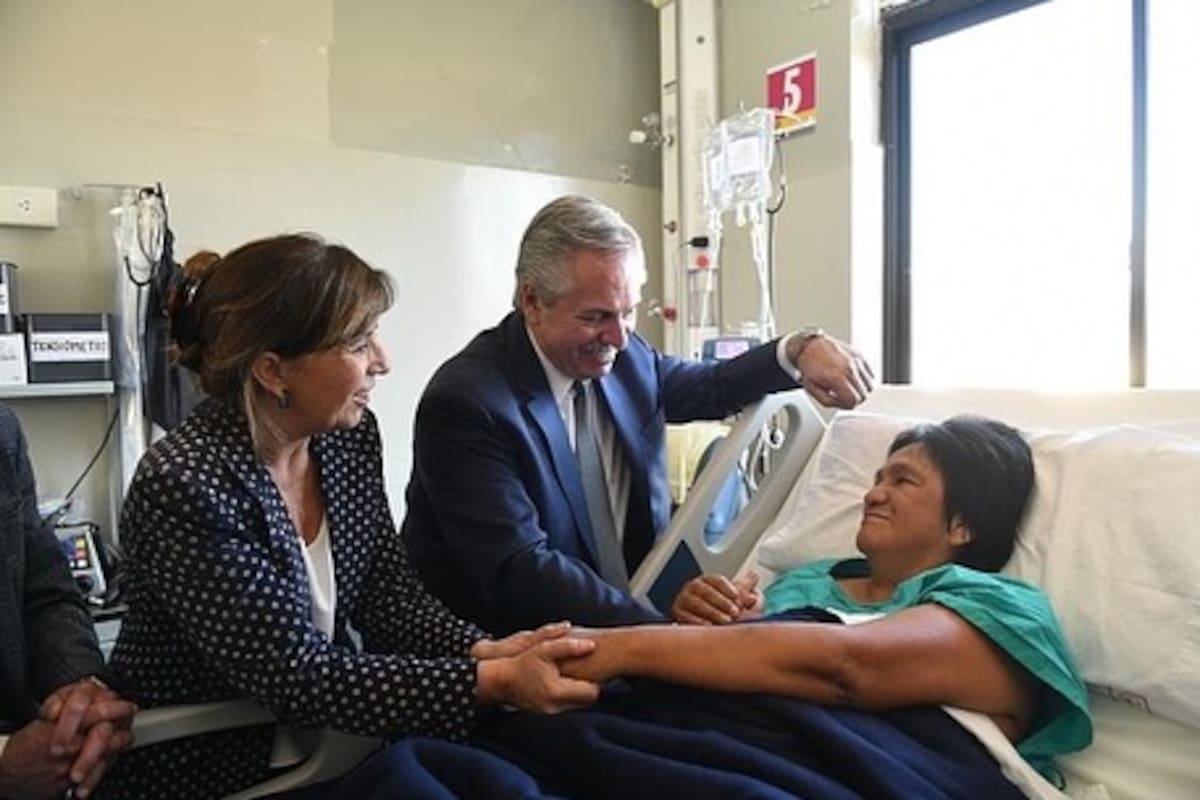 Alberto Fernández y Gabriela Cerruti, cuando visitaron a Milagro Sala en la clínica donde está internada, en Jujuy