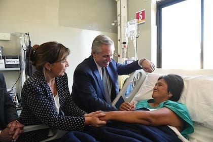 Alberto Fernández y Gabriela Cerruti, cuando visitaron a Milagro Sala en la clínica donde está internada, en Jujuy