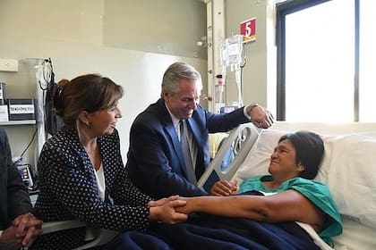 Alberto Fernández y Gabriela Cerruti, cuando visitaron a Milagro Sala en la clínica donde está internada, en Jujuy