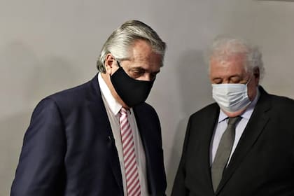 Alberto Fernández y Ginés González García, el miércoles, cuando anunciaron que la vacuna de Oxford se producirá en la Argentina
