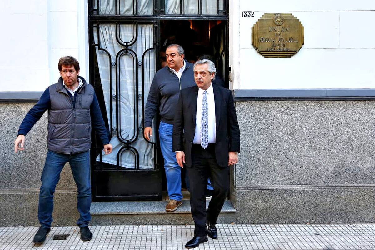 Alberto Fernández y Héctor Daer al finalizar el encuentro en UPCN