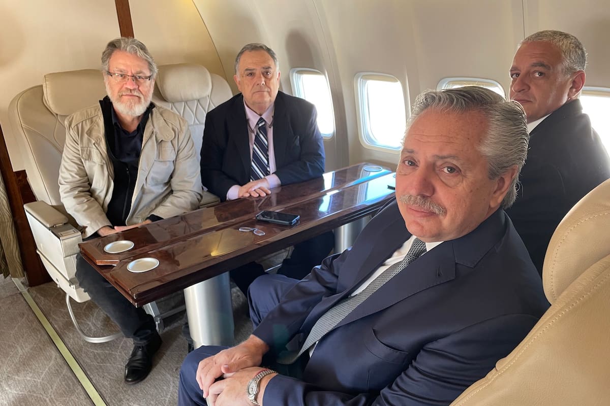 Alberto Fernández y Horacio Pietragalla Corti, junto a Eduardo Valdés y Ricardo Foster, en el viaje a visitar a Milagro Sala
