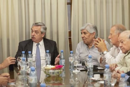 Alberto Fernández y Hugo Moyano comparten una mesa con otros referentes sindicales