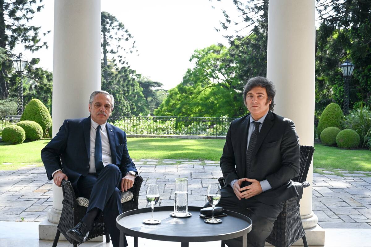 Alberto Fernández y Javier Milei, en Olivos, el martes 21 de noviembre de 2023. (María Eugenia Cerutti/Presidencia Argentina vía AP)