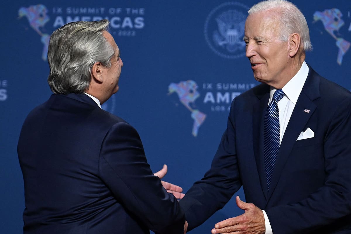 Alberto Fernández y Joe Biden, al llegar a la ceremonia de apertura de la 9.ª Cumbre de las Américas en el Centro de Convenciones de Los Ángeles