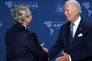 Alberto Fernández y Joe Biden, al llegar a la ceremonia de apertura de la 9.ª Cumbre de las Américas en el Centro de Convenciones de Los Ángeles