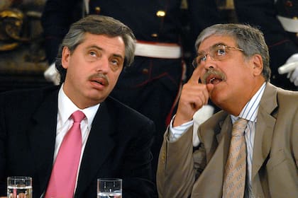 Alberto Fernández y Julio de Vido en el Salón Blanco de Casa de Gobierno, anunciando el Plan de Ahorro Energético, el 21 de diciembre de 2007