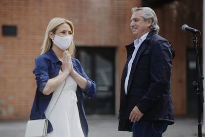 Alberto Fernández y la primera dama Fabiola Yañez a la salida de la votación del presidente en Puerto Madero