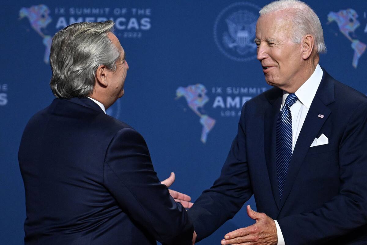Alberto Fernández y la primera dama, Fabiola Yáñez, son recibidos por Joe Biden y Jill Biden al llegar a la ceremonia de apertura de la 9.ª Cumbre de las Américas en el Centro de Convenciones de Los Ángeles en Los Ángeles.