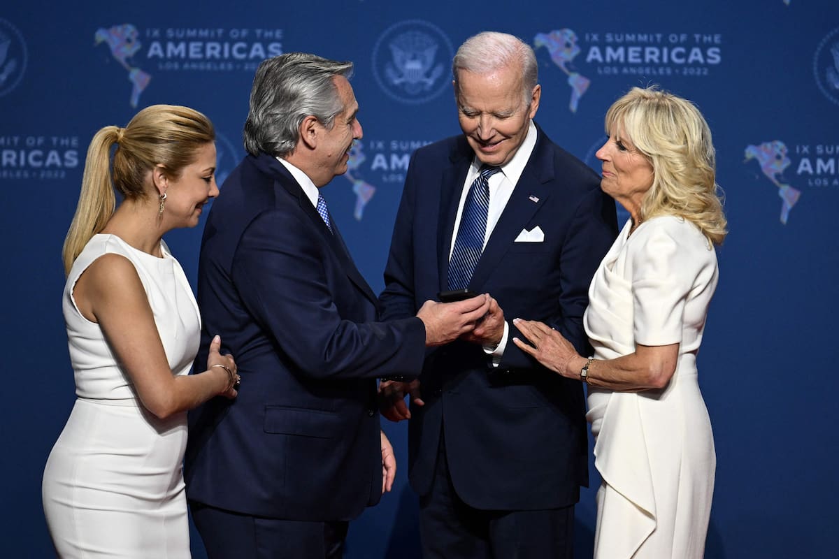 Alberto Fernández y la primera dama, Fabiola Yáñez, son recibidos por Joe Biden y Jill Biden al llegar a la ceremonia de apertura de la 9.ª Cumbre de las Américas en el Centro de Convenciones de Los Ángeles en Los Ángeles.
