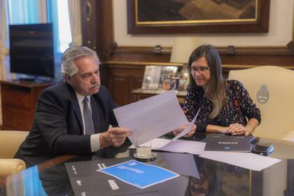 Alberto Fernández y la titular de la Anses, la camporista Fernanda Raverta, se mostraron juntos para anunciar un bono a los jubilados