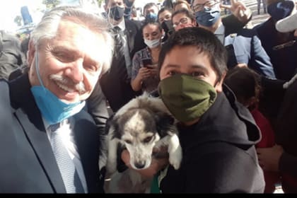 Alberto Fernández y las selfies con sus seguidores