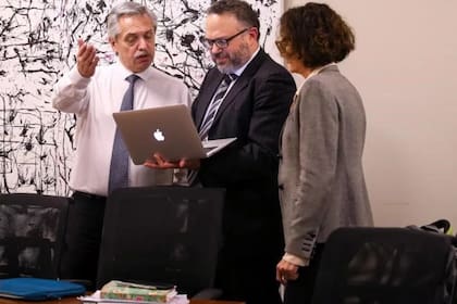 El presidente Alberto Fernández junto al ministro Matías Kulfas y Cecilia Todesca, vicejefa de Gabinete