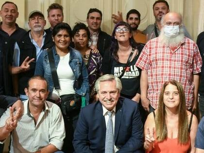 Alberto Fernández y los representantes de los movimientos sociales oficialistas cuando les "vendió" el acuerdo con el FMI