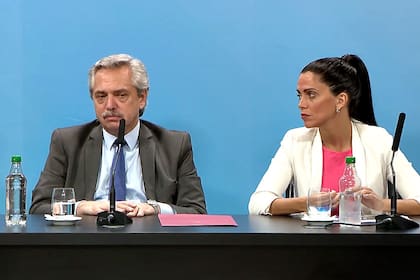 Alberto Fernández y Luana Volnovich, titular del PAMI