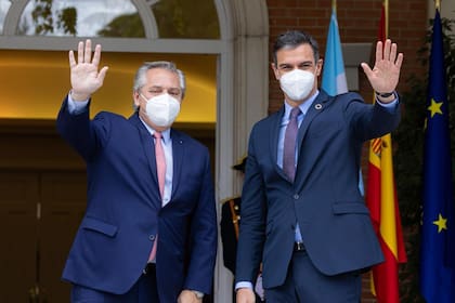 Alberto Fernández y Pedro Sánchez saludan tras su reunión en el Palacio de la Moncloa