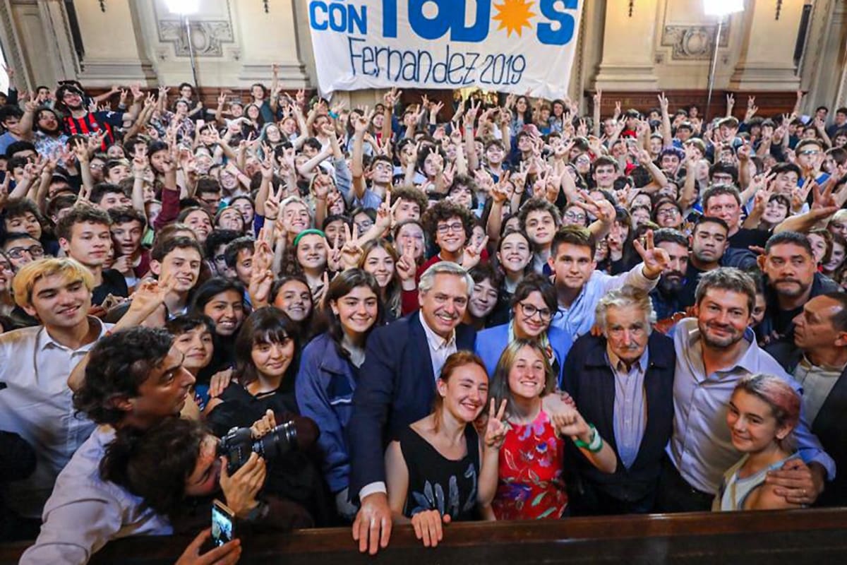 Alberto Fernández y Pepe Mujica en el Colegio Nacional de Buenos Aires