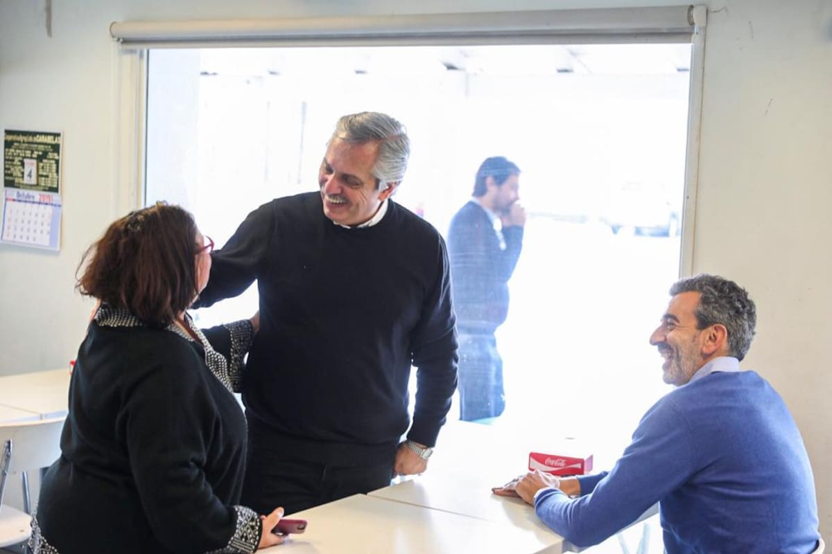 Alberto Fernández y Randazzo pararon en un café de San Antonio de Areco como parte de la recorrida