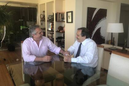 Alberto Fernández y Ricardo Alfonsín, ayer, en Puerto Madero