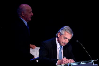 El pasado le dio al jefe de Hacienda el material de trabajo para comenzar a preparar una jugada ignominiosa contra el kirchnerismo. Sus asesores mandaron a desenterrar estadísticas de la época de Lavagna que corroboran la hipótesis de Economía: cuando al país le iba mejor, los subsidios estaban en niveles bajos, menores a los actuales.