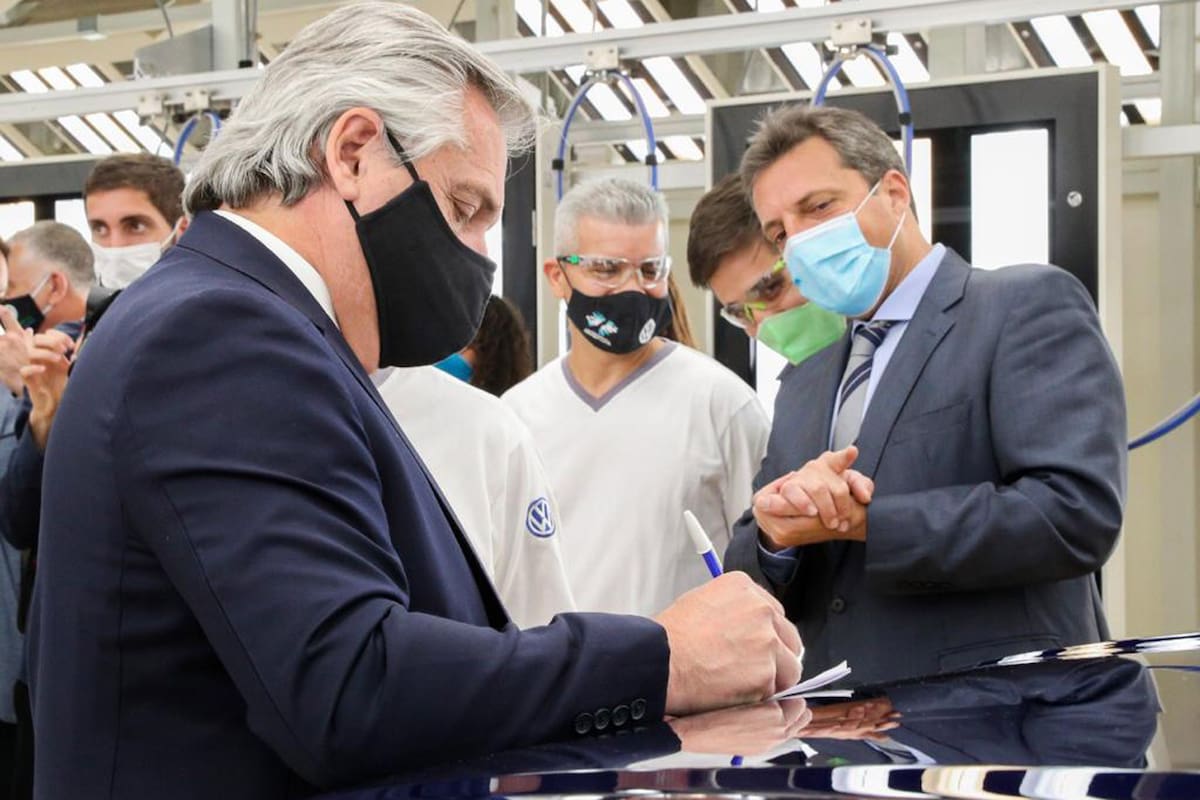 Alberto Fernández y Sergio Massa en una fábrica de pintura, en diciembre
