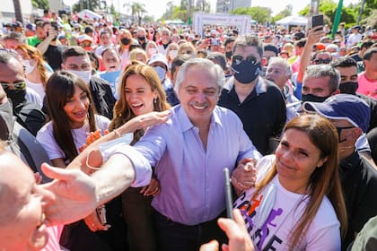 Alberto Fernández y Victoria Tolosa Paz con Mario Ishii en José C. Paz