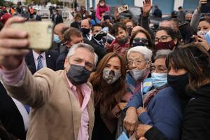 Alberto Fernández y Victoria Tolosa Paz, en una recorrida por Hurlingham, este sábado