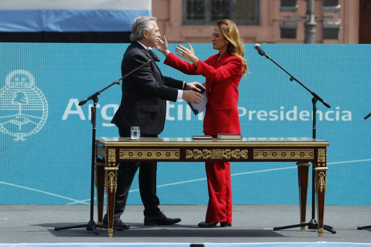Alberto Fernández y Victoria Tolosa Paz, una de las ministras que más empleadas nombró en las últimas horas del Gobierno