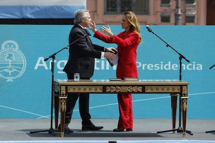 Alberto Fernández y Victoria Tolosa Paz, una de las ministras que más empleadas nombró en las últimas horas del Gobierno