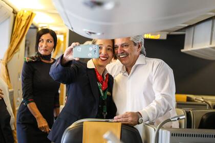 Alberto Fernánez viajó a Israel, con escala en Roma, en un vuelo de Alitalia