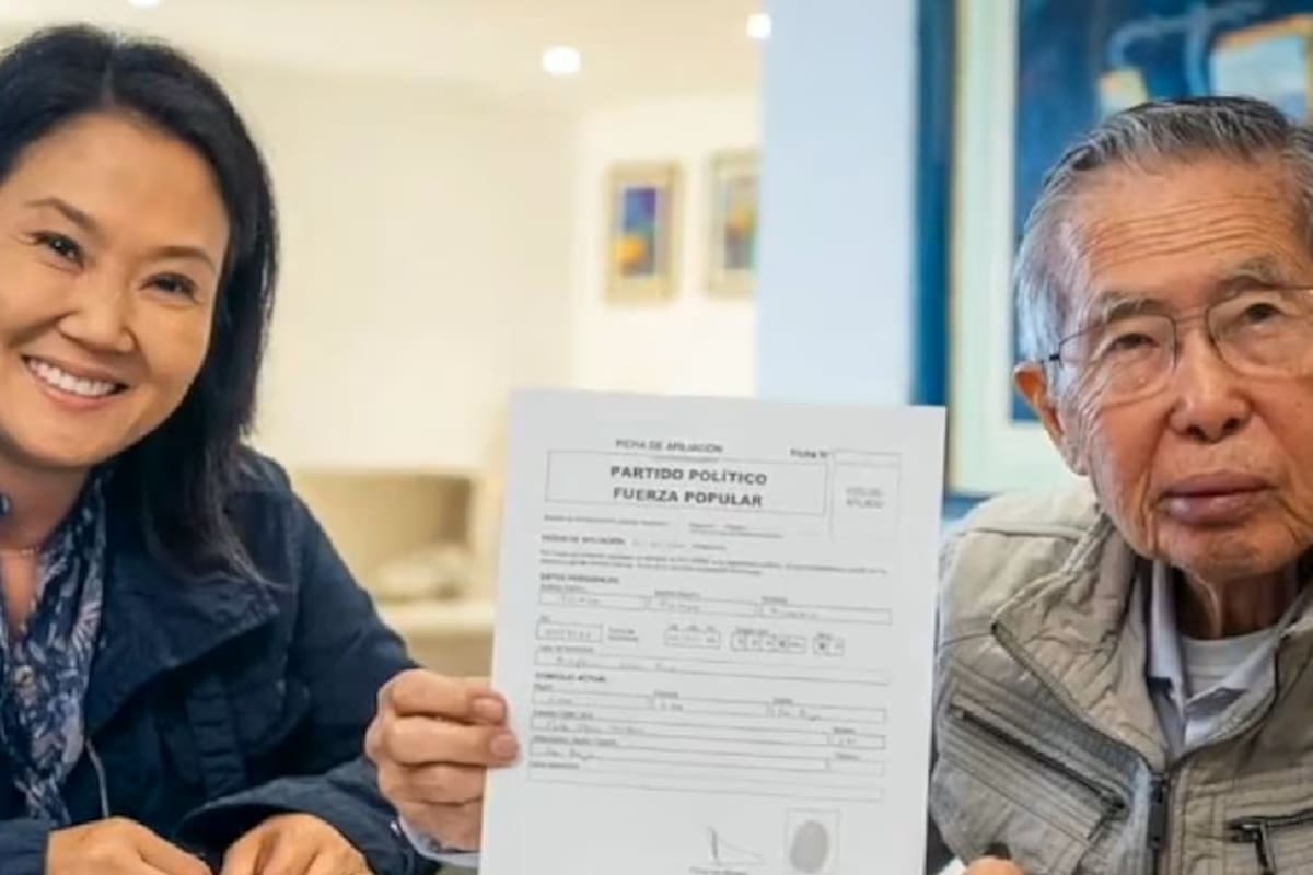 Alberto Fujimori con su ficha de afiliación, junto a su hija Keiko, excandidata presidencial
