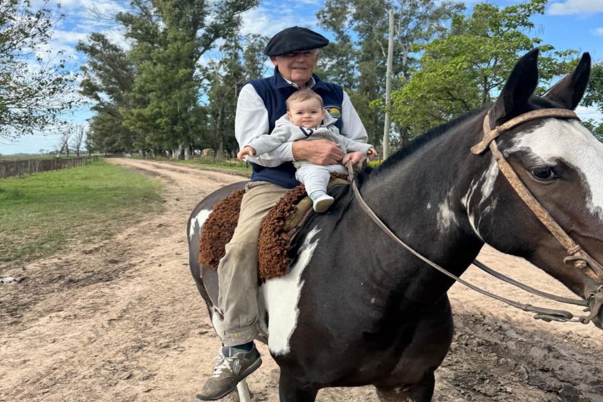 Alberto Garibotti, en Suipacha, con su nieta