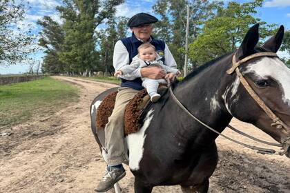 Alberto Garibotti, en Suipacha, con su nieta